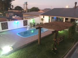 Quitinete com piscina em Balneário Pinhal, hotel s parkiriščem v mestu Pinhal