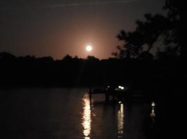 Kinsale Cove Retreat- Where peace is sitting by the moonlight, ξενοδοχείο σε Kinsale