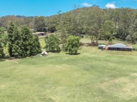 Unwind Escapes Cabins & Glamping, holiday park in Dooralong