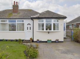 Rossall Beach Cottage, holiday home in Cleveleys