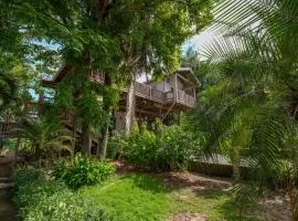 Exclusive Tropical House - 2 BDRM & 2 BATH - 3min Beach