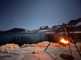 Beautiful view - close to the sea, mountains and nature, hotel in Kvaløya