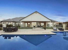 The York Residence in Hartley NSW - Newly Listed, hotel with jacuzzis in Hartley