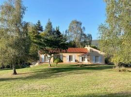 Foix Villa 150m2 dans très grand parc arboré, ваканционна къща в Фоа