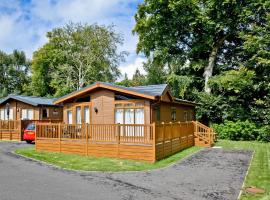 Forest Glade Lodge, hotel with parking in Lanlivery