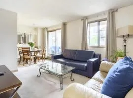 Entire Condo Downtown, walk to BMO & Stampede, Parking, 1,5 hrs to Banff、カルガリーのコンドミニアム