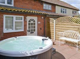 Sweet Pea Cottage- 28322, hotel with jacuzzis in Holt