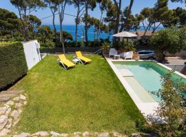 Luxury villa in front of the beach ALBA, hotel v destinácii Calella de Palafrugell