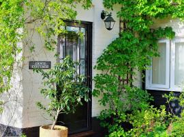 Dove Cottage, holiday home in Halesworth
