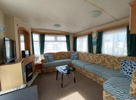 Pet friendly Holiday Caravan sleeps 5, hotell i Hemsby