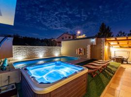 Villa Yespeace with private pool, jacuzzi & sauna, villa in Zadar