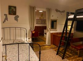 Basic small flat in an old railway station ground floor, hotel v destinaci Kařez