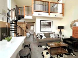 BRAND New Upscale Home- BEST location!, haustierfreundliches Hotel in Whitefish