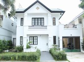 Exclusive Luxury Modern Home near Robinson's Place, vacation home in Manila