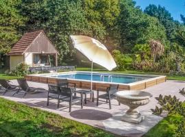 Nice Home In Plounvez-modec With Heated Swimming Pool, viešbutis mieste Plounevez-Moëdec