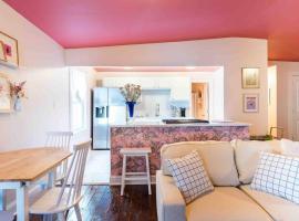 Blush And Bashful Germantown Two Bedroom Apartment, hotel in Louisville