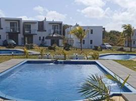 Le Palmiste lovely 2-bedroom duplex with pool, hotel in Grand Gaube