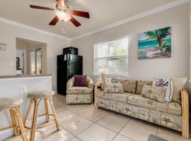 Steps to the Beach and Restaurants! - Coconut Villa's Suite 1, holiday rental sa St Pete Beach