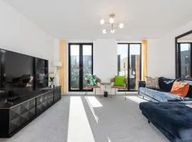 Amazing new built townhouse with garden in London