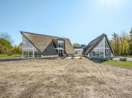 Beautiful Home In Tranekr With 4 Bedrooms, Sauna And Private Swimming Pool、Skattebølleのコテージ