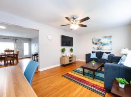 Carolina Blue-Roomy 3BR One and One Half Bath Great Space For Smaller Families, hotel near Eastland Mall, Charlotte