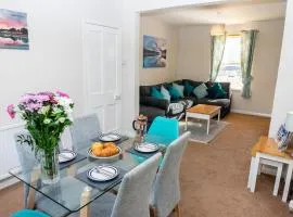 Cheltenham-Spacious 2 Bedroom Home-Sleeps 6-Parking-Garden-Wifi