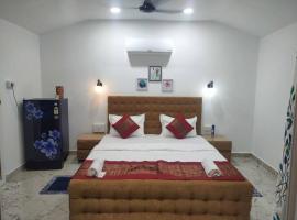 Sand and Wood premium cottage palolem beach، فندق في محطة كاناكونا