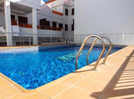 Apartamento a 50 metros de la playa, Luminoso y acogedor: Oliva'da bir aile oteli