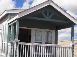 038 Tiny Home nr Grand Canyon South Rim Sleeps 4, hotel in Valle