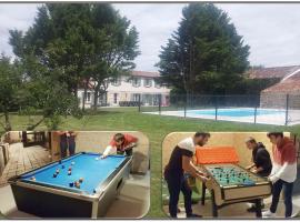 Grande maison au calme, piscine, parc arboré, casa per le vacanze a Bignay