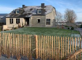 Modern holiday home in Bertrix with garden, orlofshús/-íbúð í Bertrix