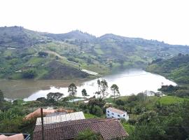 Visionary Vistas magical organic finca with amazing views!, Ferienwohnung in El Peñol