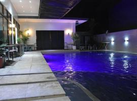 Lovely 2-bedroom hotspring resort, alquiler vacacional en Calambá