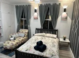 Studio - Sleeps 2 - Acton Park and Stn Close