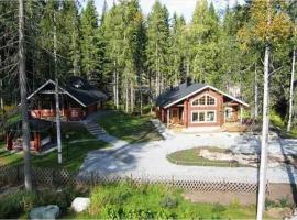 Lovely cottage in Koli resort next to a large lake and trails, semesterhus i Kolinkylä