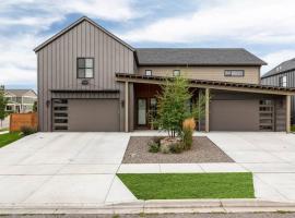 Luxury Townhome on the Park with Bridger Mtn Views, holiday home in Bozeman