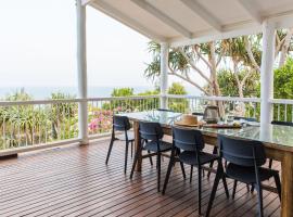 The Sea House pool and amazing ocean views, ξενοδοχείο σε Sunshine Beach