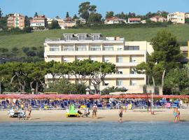 Hotel Cristallo, готель у місті Джуліанова