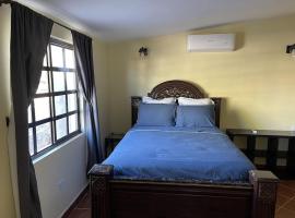 Casa arroyo at Bajazul just steps of waterfront and downtown, hotel em Loreto