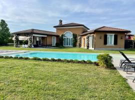 Front Row Golf Villa Bogogno، فندق مع موقف سيارات في Bogogno