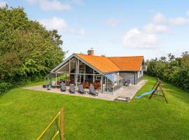 Stunning Home In Hadsund With 5 Bedrooms, Sauna And Wifi, vacation home in Helberskov