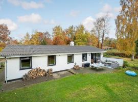 Beautiful Home In Frvang With Outdoor Swimming Pool, Sauna And 4 Bedrooms, hotel with pools in Fårvang