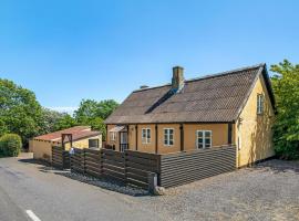 Three-Bedroom Holiday Home In Klemensker, hotel v destinaci Klemensker