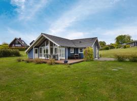 Nice Home In Glesborg With House Sea View, hotelli kohteessa Bønnerup Strand