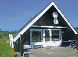 3 Bedroom Beautiful Home In Glesborg, hotell i Bønnerup Strand