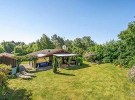 Three-Bedroom Holiday Home In Rodby, hotel en Rødby
