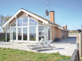 Awesome Home In Ebeltoft With 3 Bedrooms, Sauna And Wifi, feriehus i Femmøller