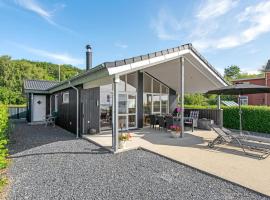 Nice Home In Rdekro With 3 Bedrooms And Wifi, hôtel à Diernæs