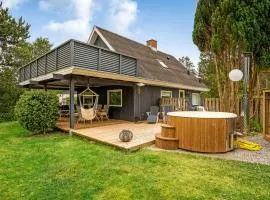 Amazing Home In Glesborg With 4 Bedrooms, Sauna And Wifi