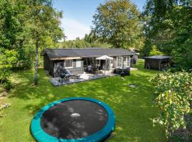 Stunning Home In Ebeltoft With Kitchen, vakantiehuis in Øksenmølle